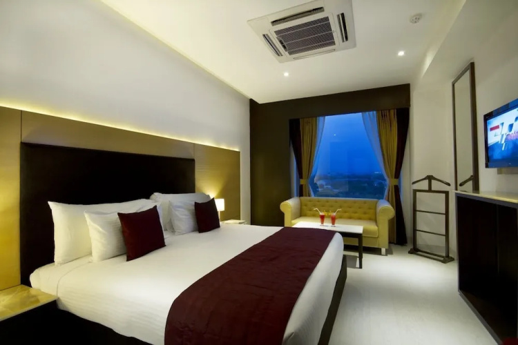 Hotel The Fern Residency