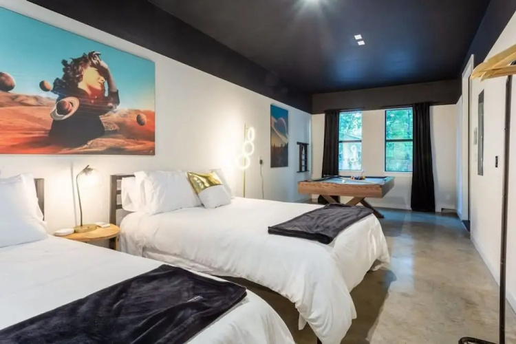 5 000 SQ FT Private 10br Compound DT 6 Min Drive