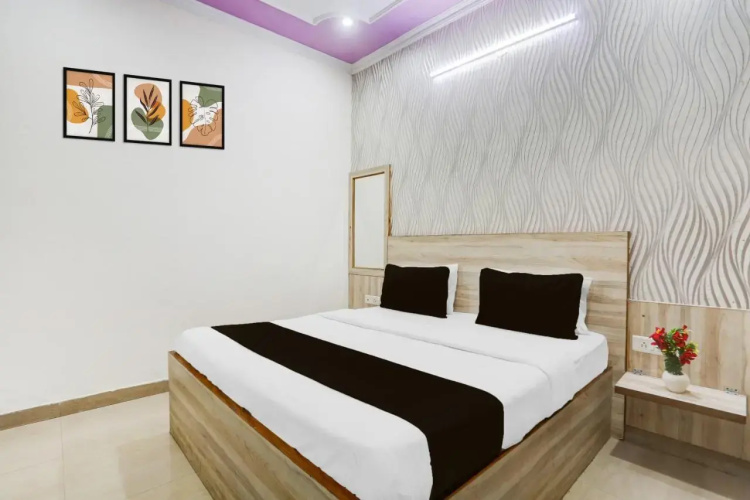 OYO 16721 Divine Hotel