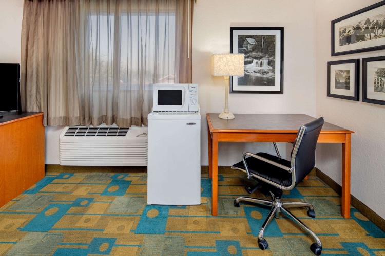 La Quinta Inn & Suites by Wyndham Irvine Spectrum photo 19