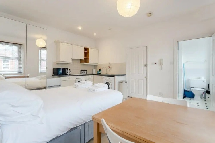 Spacious Studio in West Kensington