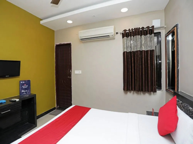 OYO 13392 Hotel Neeraj