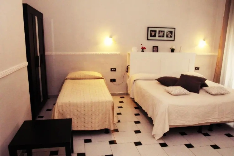Standard Triple room