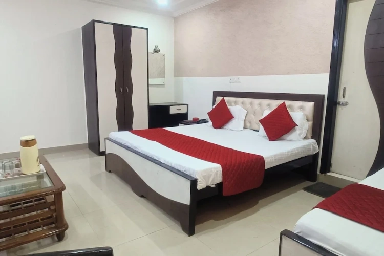 Classic Triple room with city view