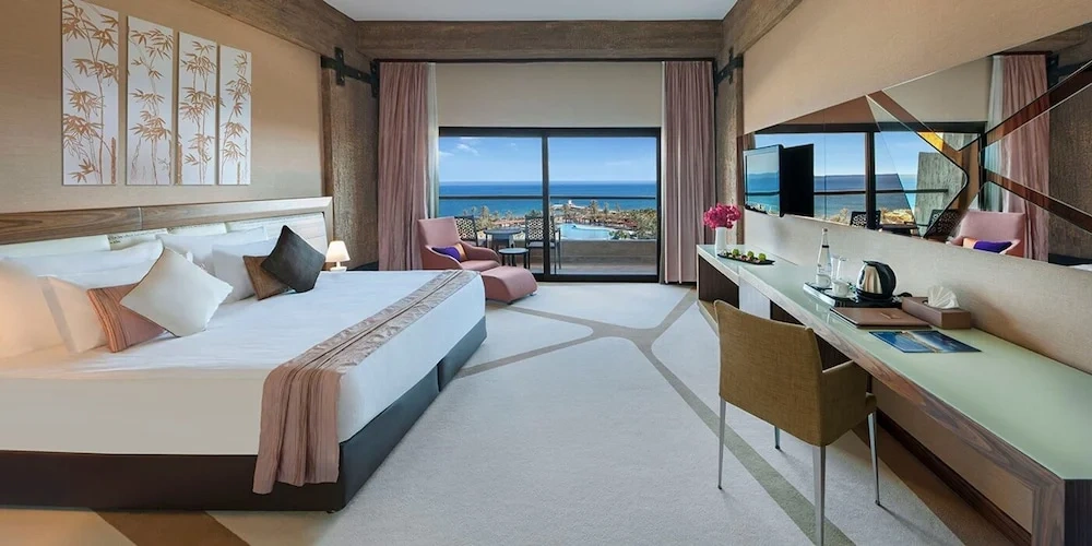 Deluxe room with partial sea view