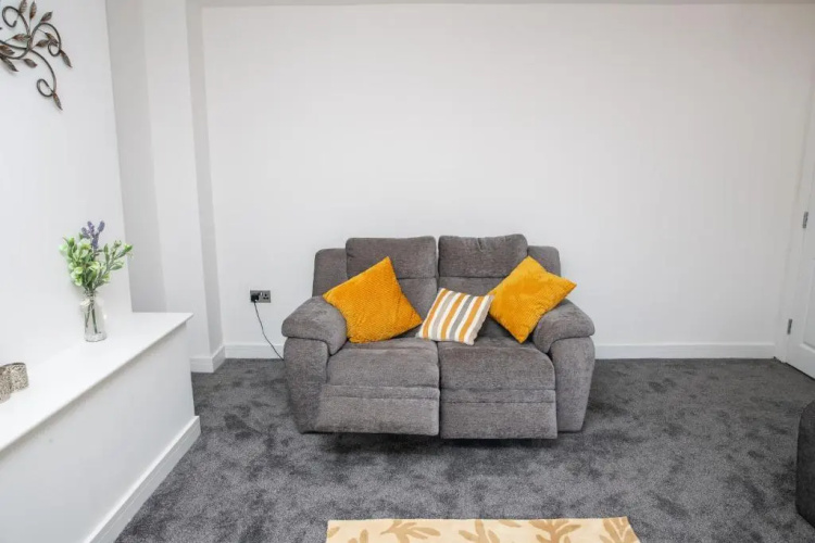 Fantastic Large House with Private Parking