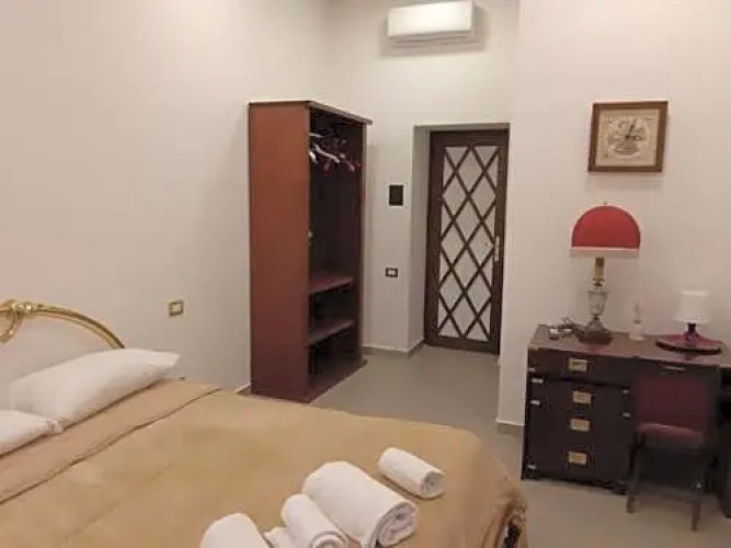 Don Carlo room