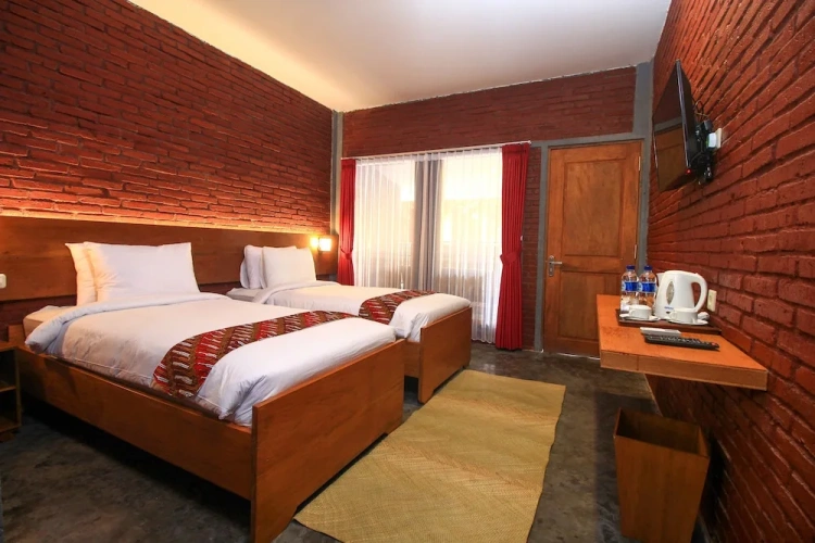 Deluxe Twin room with pool view