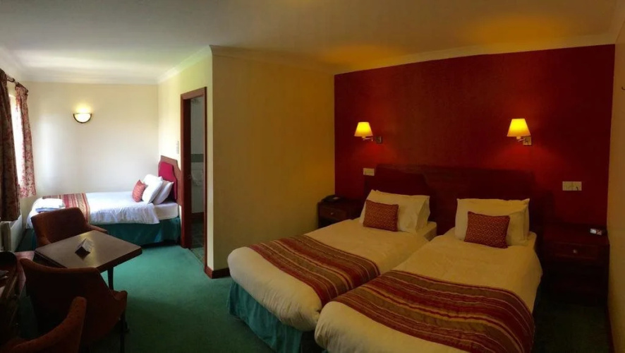 Clan Macduff Hotel
