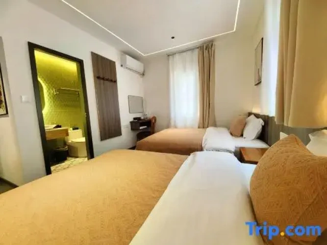 Standard Twin room with balcony