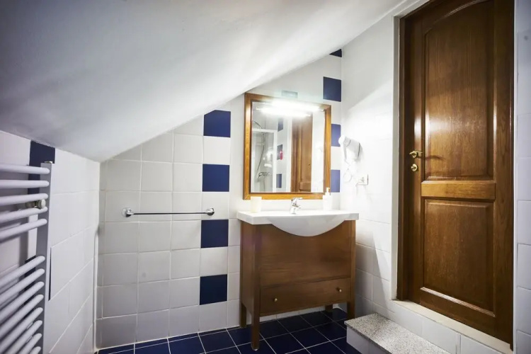 Cozy Attic Room VI