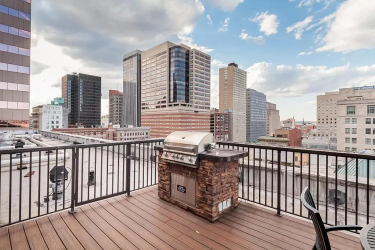 2BR Stunning Lux Apartment Free Parking, Rooftop Deck & Gym, ADA Compliant