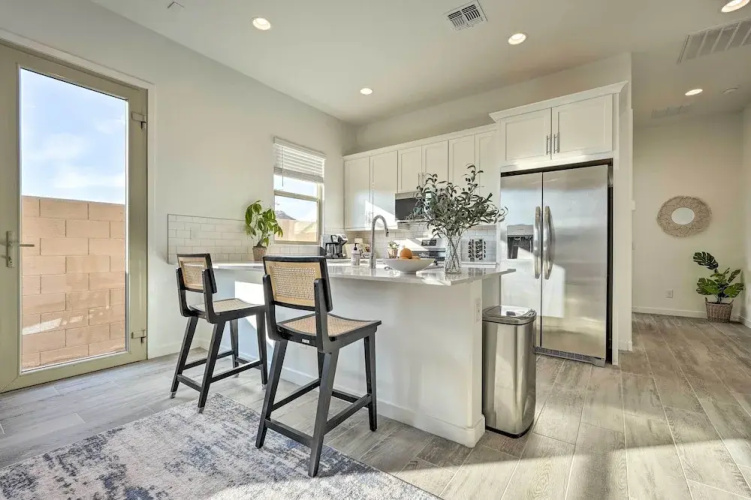 Phoenix Casita: 2 Mi to State Farm Stadium!