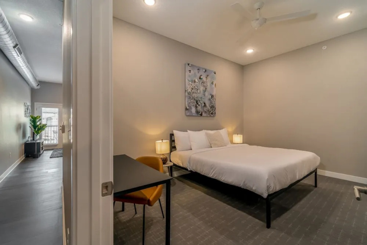 Des Moines Beautiful 2BD 2BA Downtown Apartment