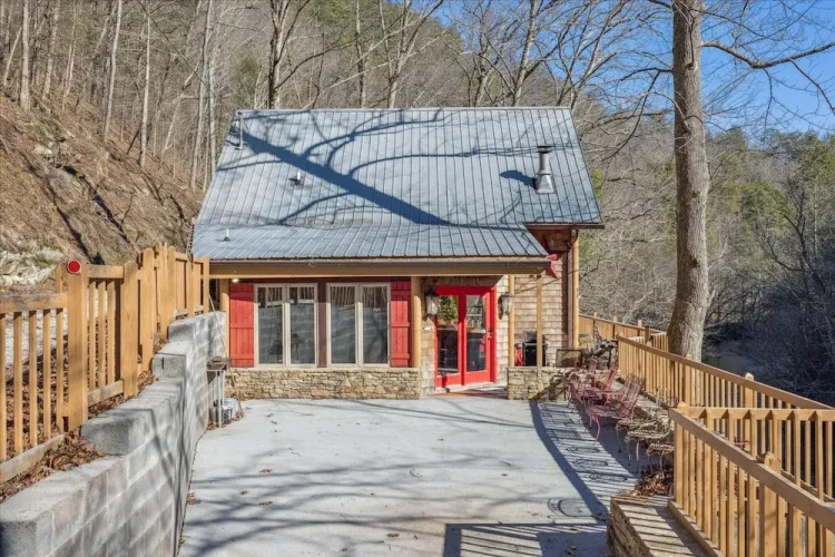 Very Secluded Breathtaking Riverfront Game Room