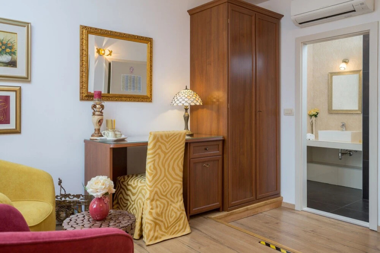Romantic Luxury Rooms