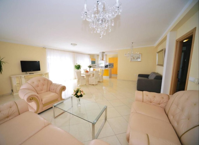 3 Bedrooms Apartment