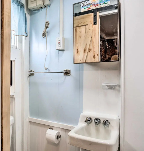 Cozy Hampton Cottage w/ BBQ - Walk to Ocean!