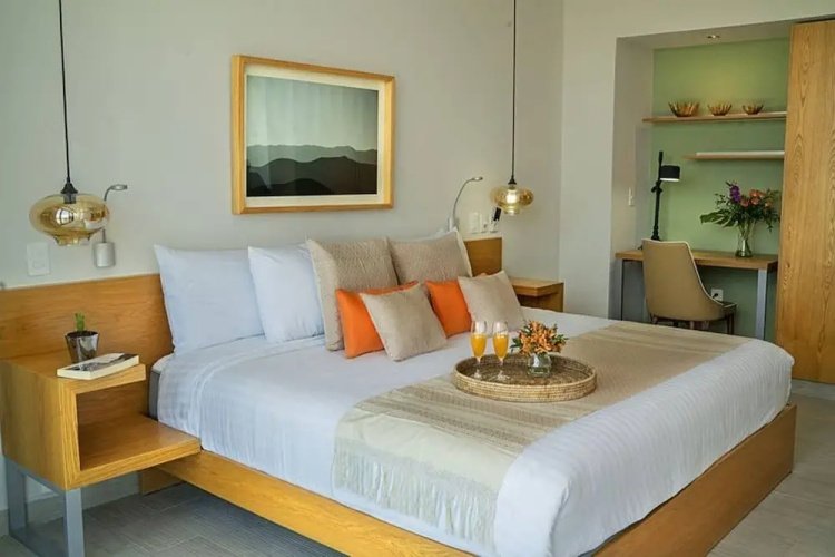 2BR With Rooftop Pool in Great Location! A/c!