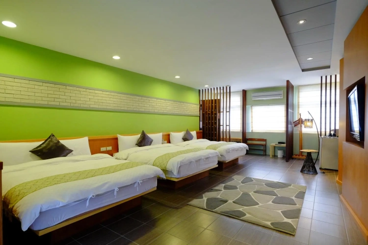 Standard Sextuple Family room