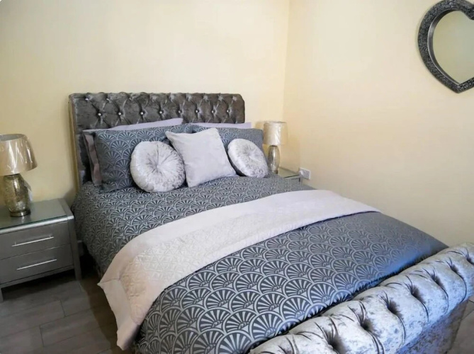 Newly Refurbished Modern Apt 10