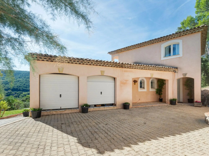 Spacious Villa in Bargemon With Swimming Pool and Airconditioning