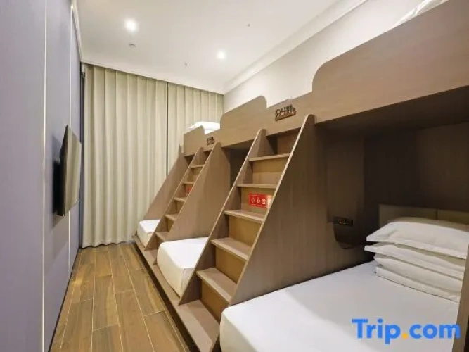 Deluxe Quintuple Suite