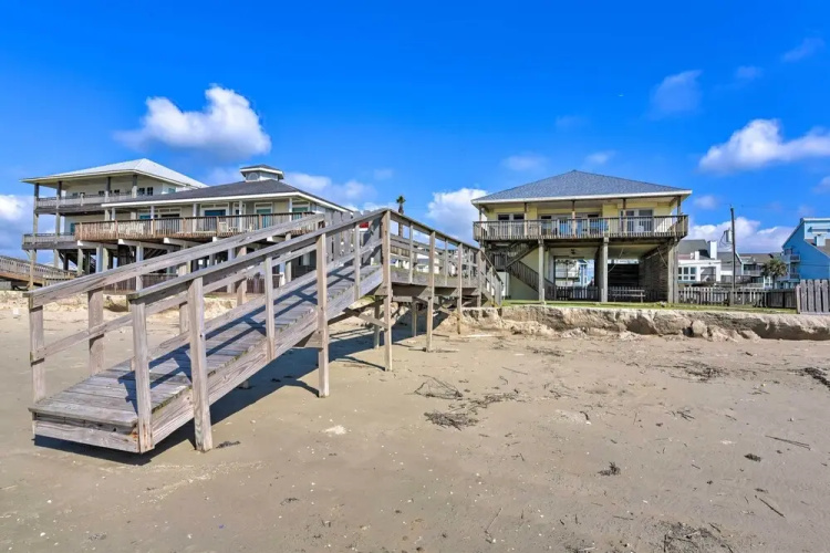 Beachfront Getaway w/ Deck & Views in Galveston