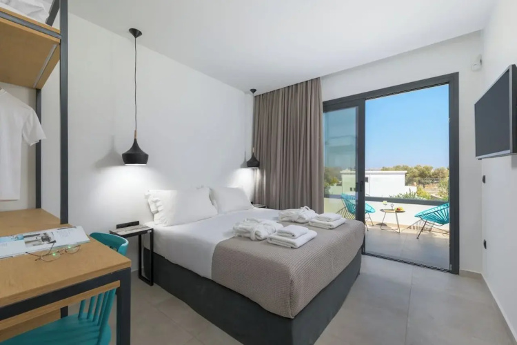 Lambis Studios & Apartments