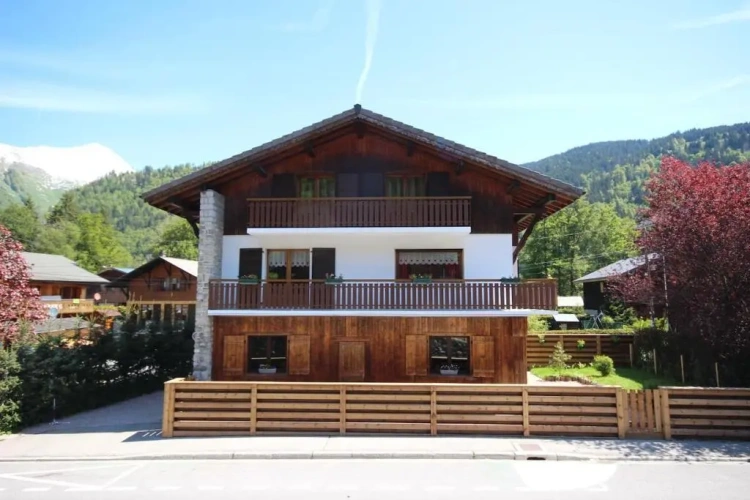 4 Bedrooms Apartment