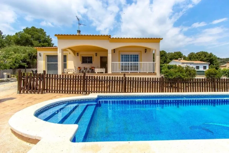 2 Bedrooms Villa