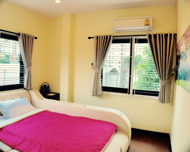 4 Bedroom House at Skytrain