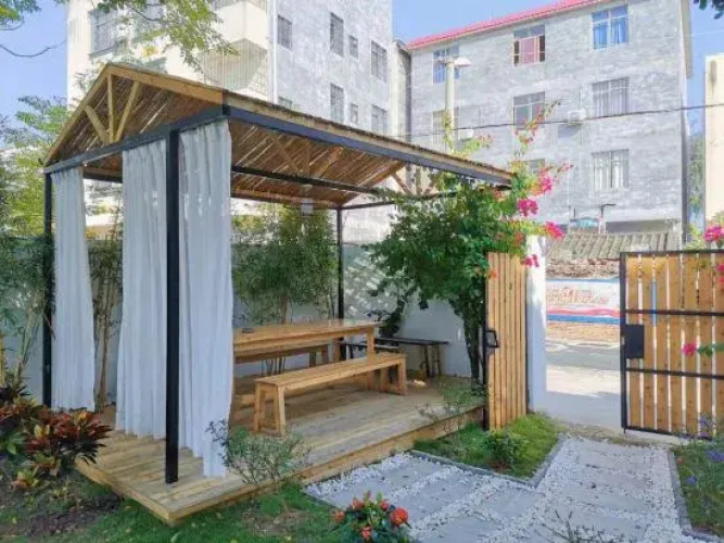 Cover yard homestay