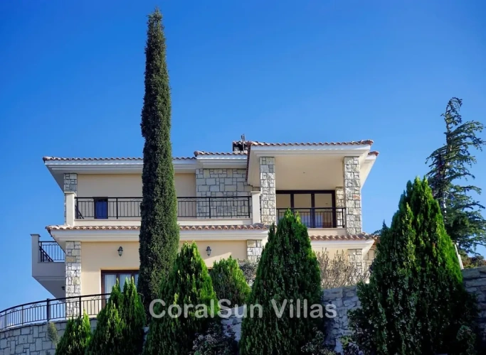 5 Bedrooms Villa
