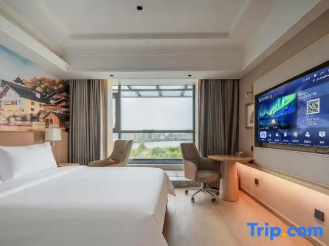 Deluxe Suite with lake view