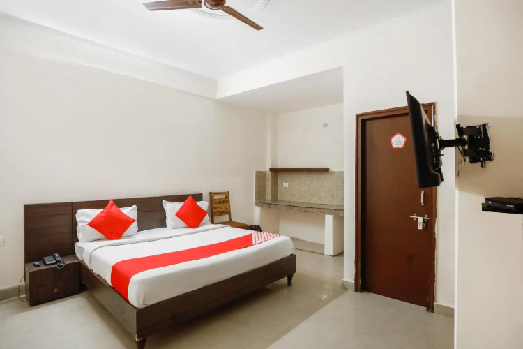 Oyo 71053 Av Residency