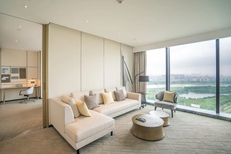 1 Bedroom Club Suite with river view