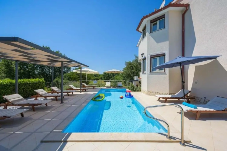 4 Bedrooms Villa