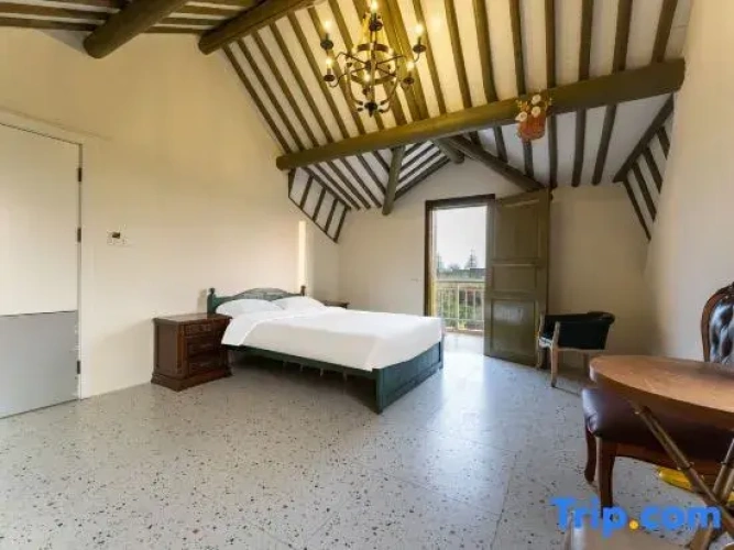 6 Bedrooms Camping