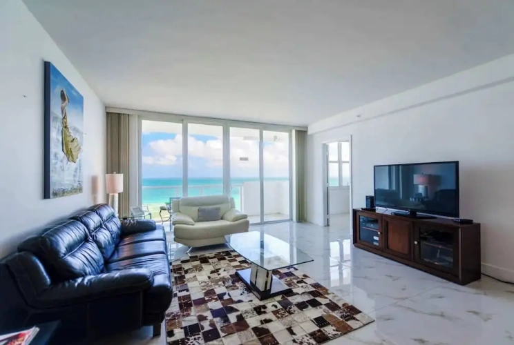 2 Bedrooms Apartment with city view