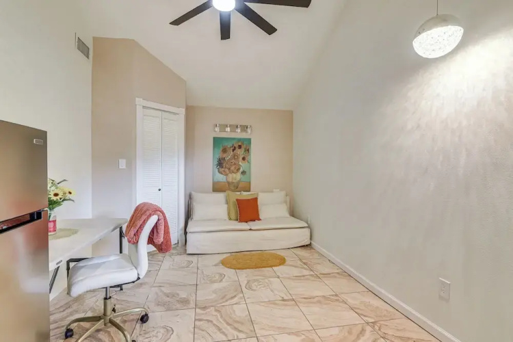 Shop & Explore: Duplex Unit 8 Mi to NRG Stadium!
