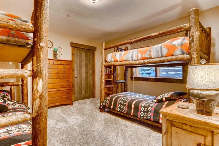 Alpenglow Peaks Lodge