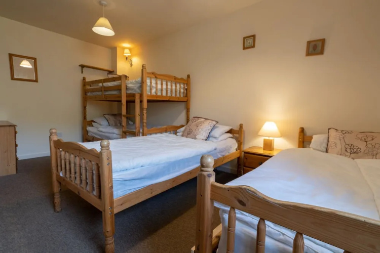 The Holmes Barn - Sleeps 16 - Pet Friendly