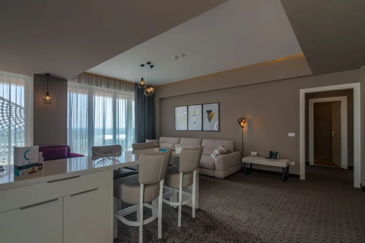 1 Bedroom Deluxe Suite with balcony and with lake view