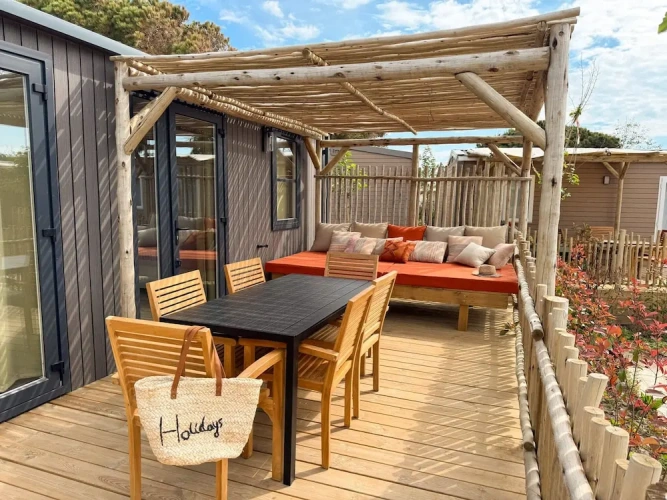 Bungalow with courtyard view