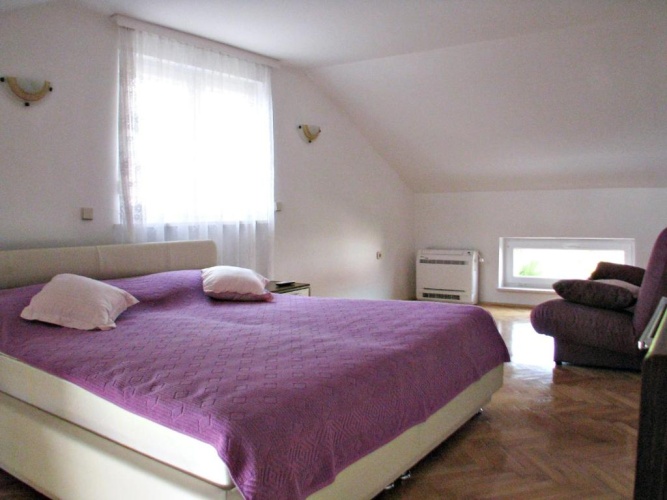 4 Bedrooms Cottage