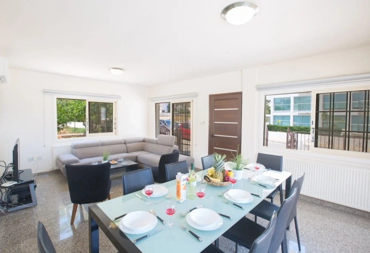 4 Bedrooms Villa with garden view