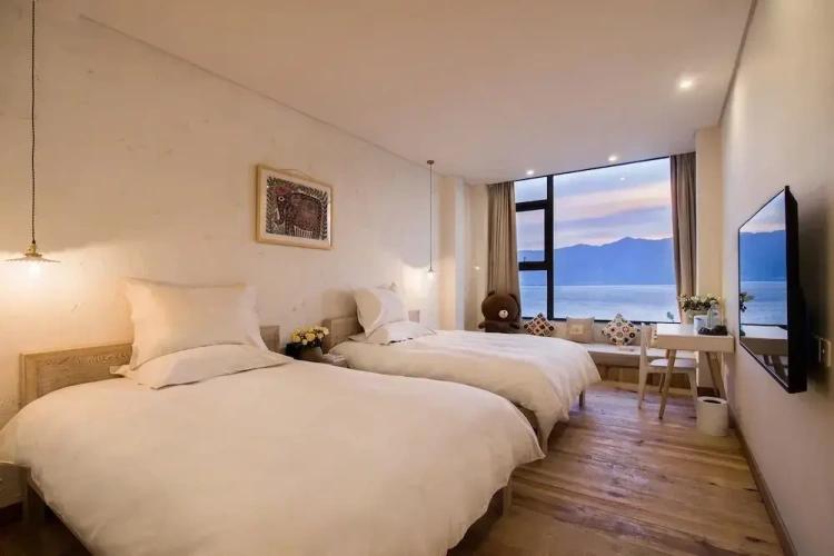 Standard Twin room with lake view