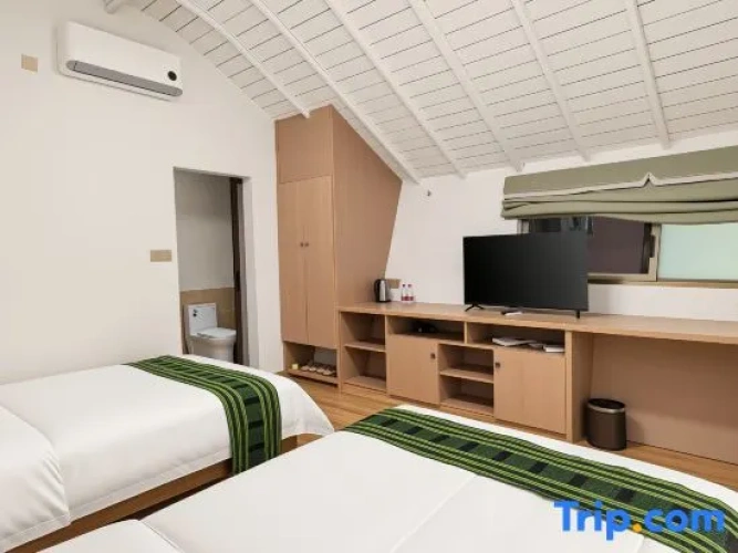 Standard Twin room with garden view