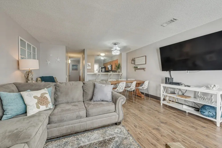 Steps to Ocean: Convenient Myrtle Beach Townhome!